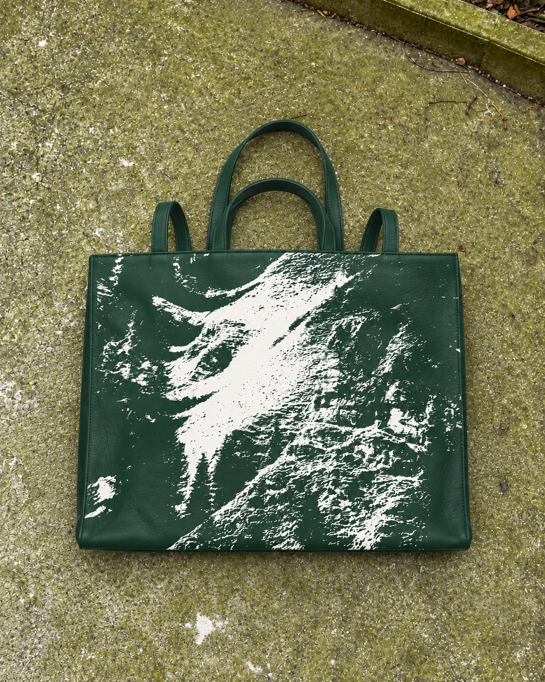 MISURINA Leather Shopping Bag — sul pavimento verde con muschio