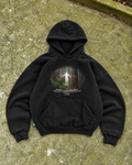 SURREAL FOREST HOODIE — sul pavimento verde con muschio