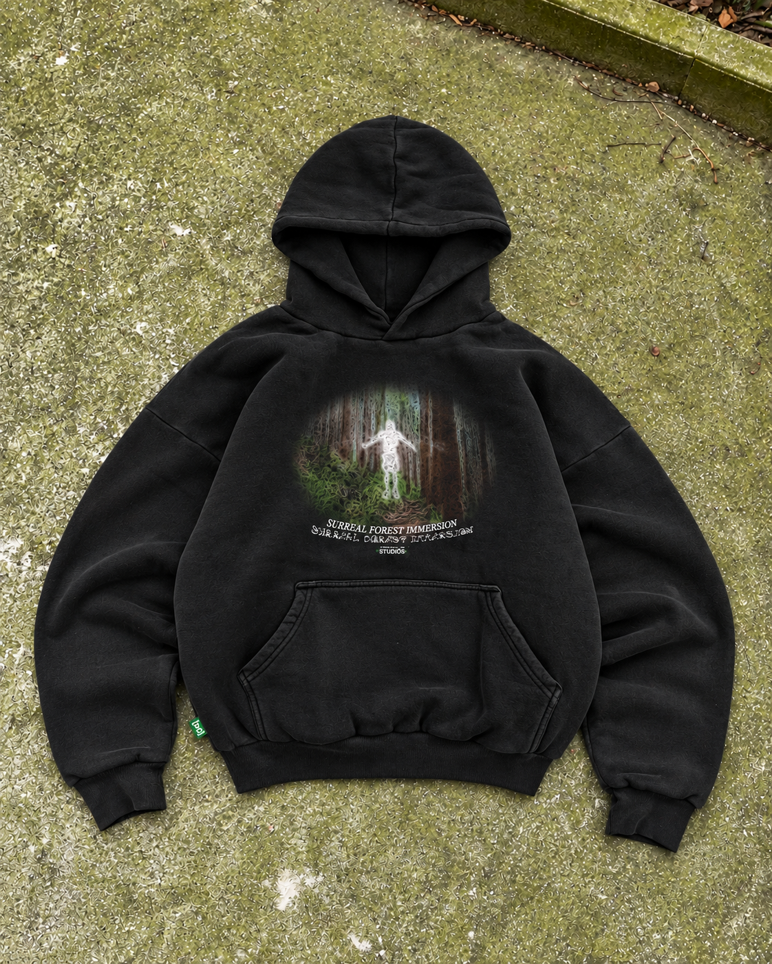 SURREAL FOREST HOODIE — sul pavimento verde con muschio