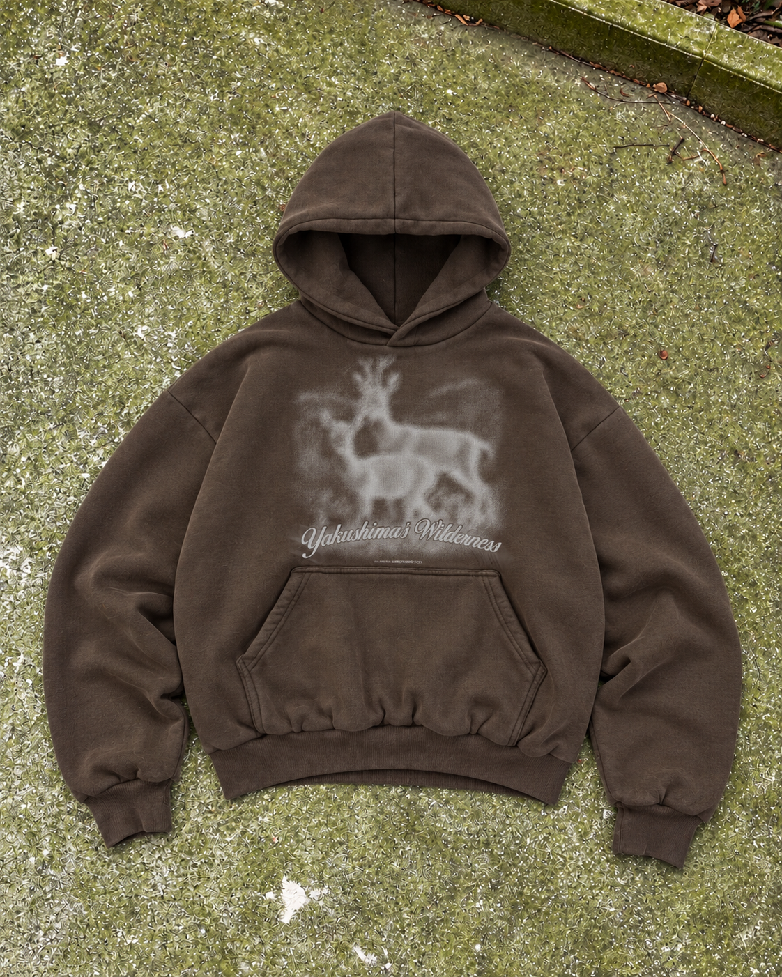 YAKUSHIMA WILDERNESS HOODIE — sul pavimento verde con muschio